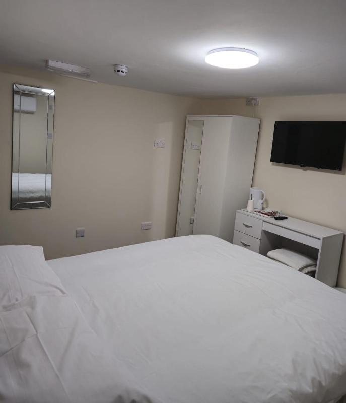 Large Double Room image 3
