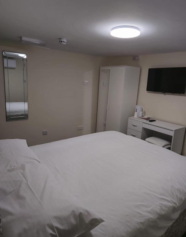 Large Double Room image 4