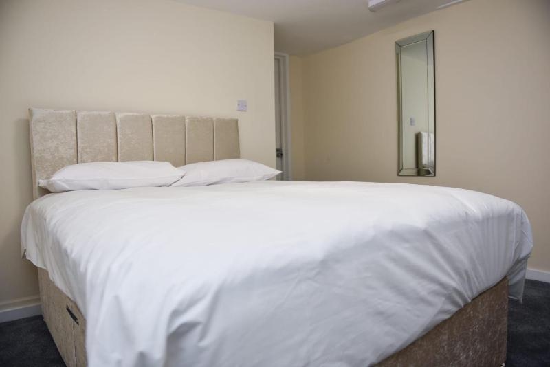 Large Double Room image 2