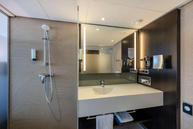 Double Room with City View image 4