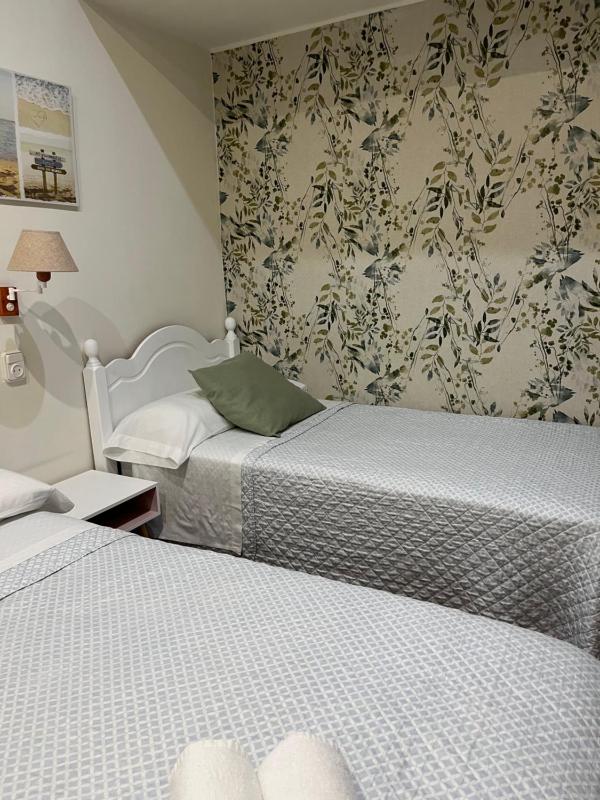 Standard Twin Room with Shared Bathroom image 4
