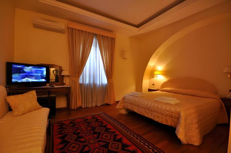 Classic Quadruple Room image 1