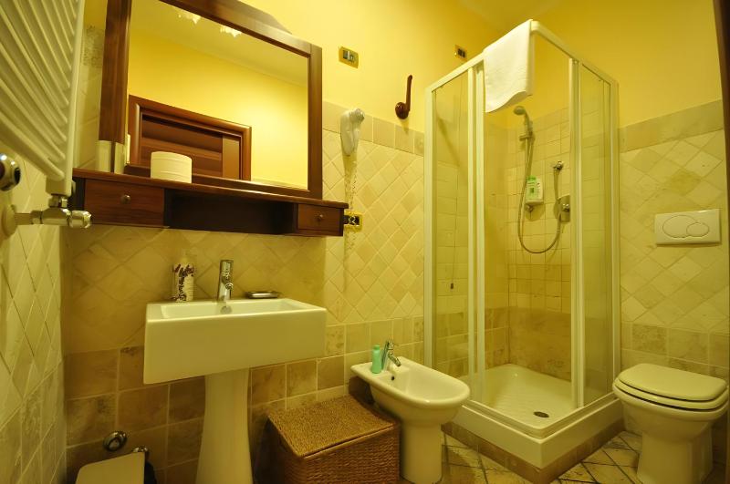 Classic Quadruple Room image 2