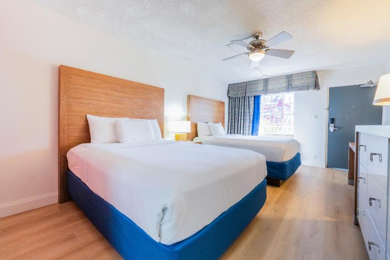 Queen Room with Two Queen Beds - Non-Smoking image 4