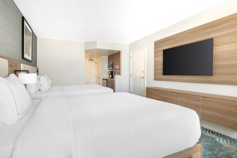 Studio room with Two Queen Beds image 2