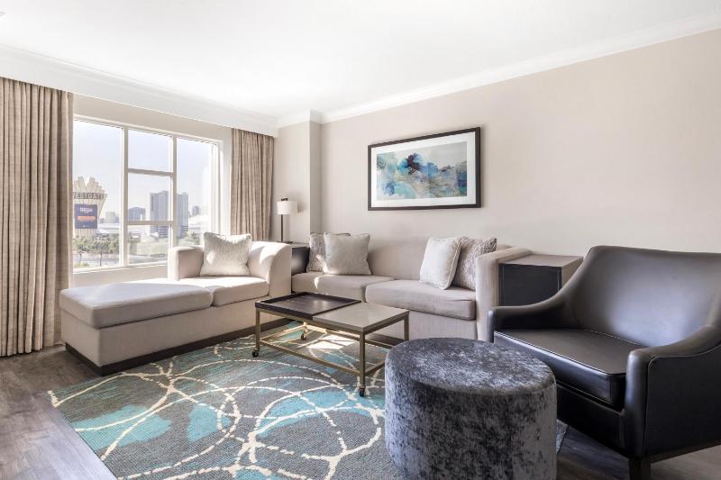 One-Bedroom King Suite with Sofa Bed image 3