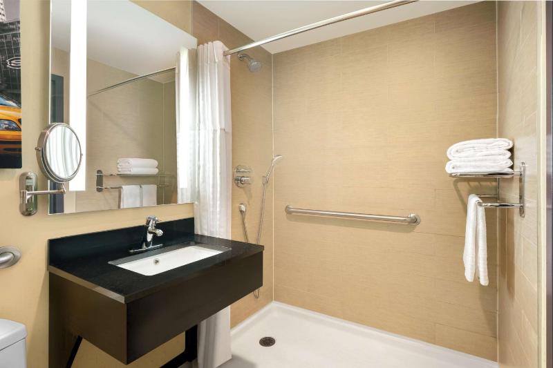 Queen Room with Roll-In Shower - Mobility Accessible/Non-Smoking image 2