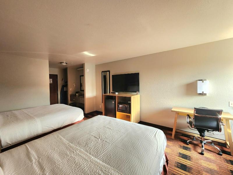 Queen Room with Two Queen Beds - Non-Smoking image 3