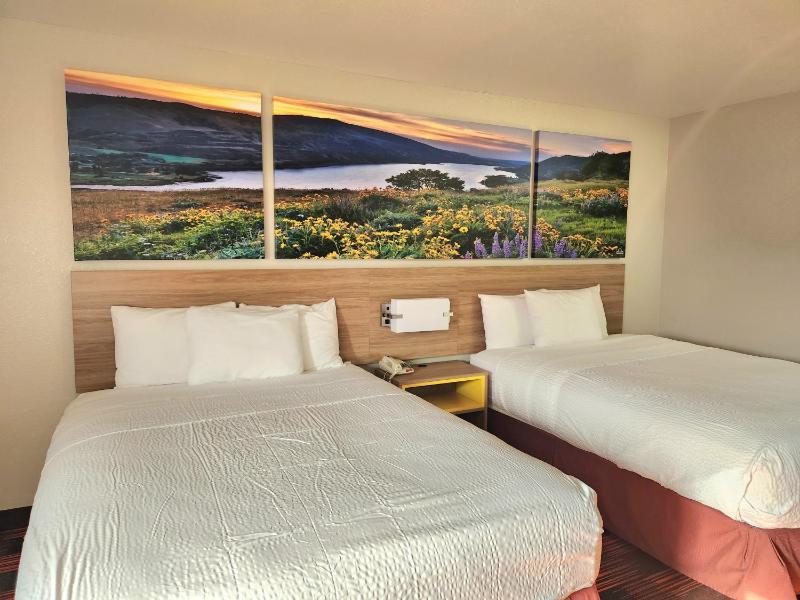 Queen Room with Two Queen Beds - Non-Smoking image 2