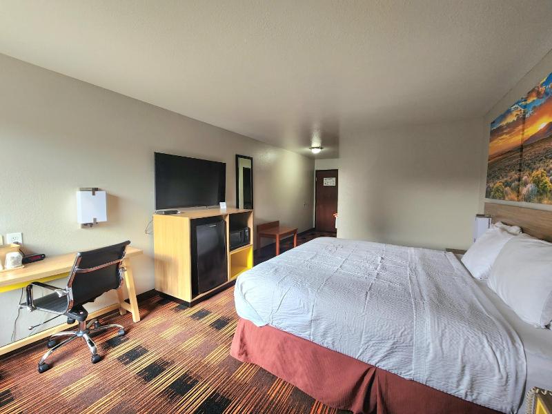 King Room with Bath Tub - Mobility Accessible/Non-Smoking image 3