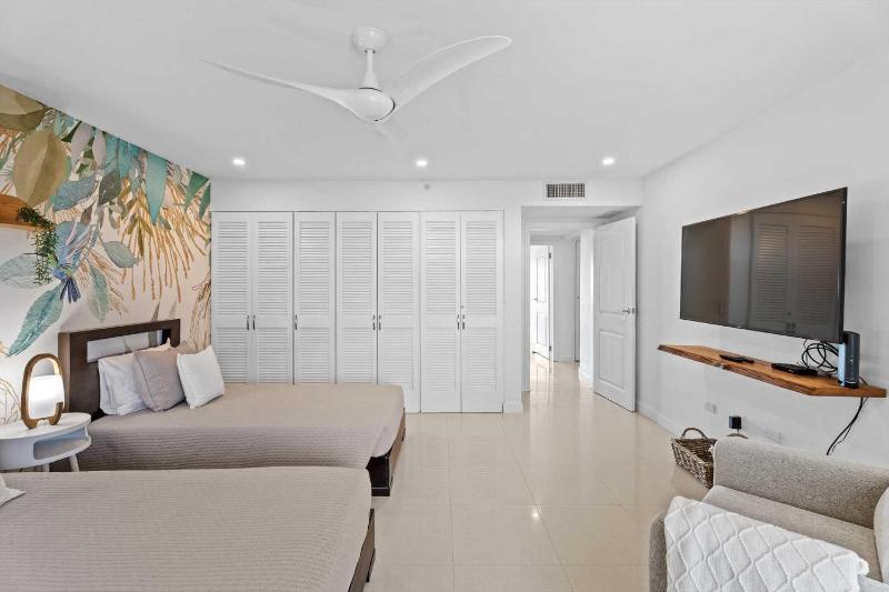 Beachfront - Flamingo Luxury 2BR condo - E423 - image 2