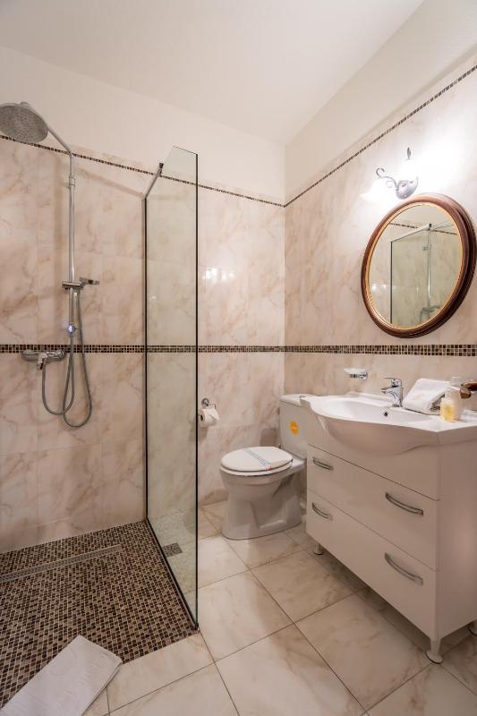One-Bedroom Apartment image 2