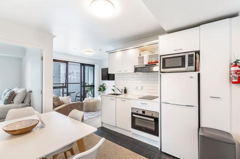 Central 3BR Full Kitchen & Amenities Zodiak Stays - image 11