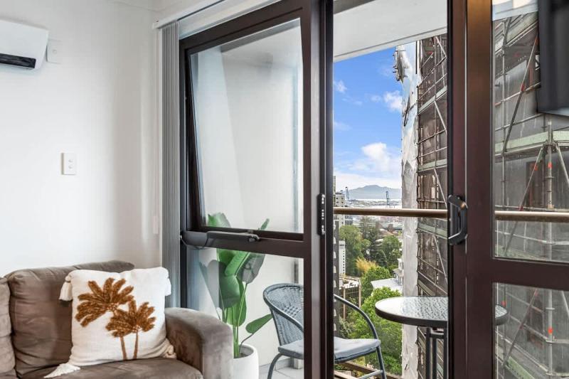 Central 3BR Full Kitchen & Amenities Zodiak Stays - image 6