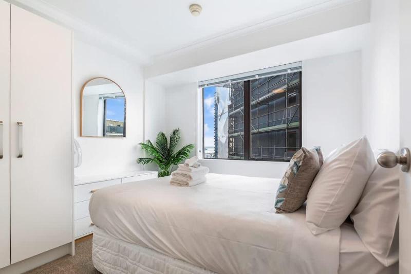 Central 3BR Full Kitchen & Amenities Zodiak Stays - image 9