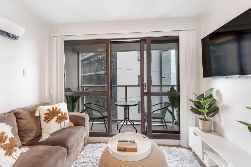 Central 3BR Full Kitchen & Amenities Zodiak Stays - image 4