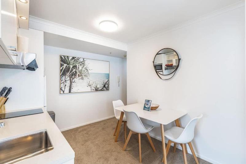 Central 3BR Full Kitchen & Amenities Zodiak Stays - image 2