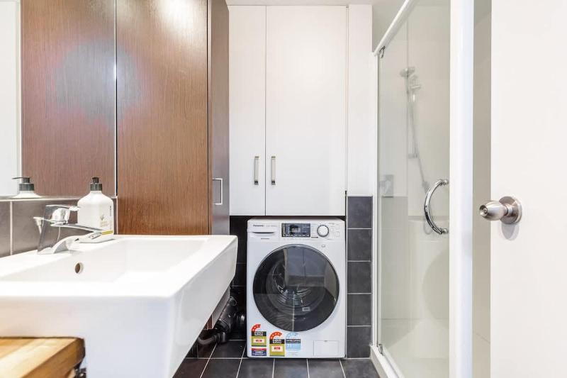 Central 3BR Full Kitchen & Amenities Zodiak Stays - image 3