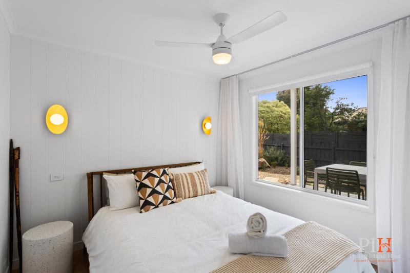 Luxe Stay with Fireplace Cowes - image 2