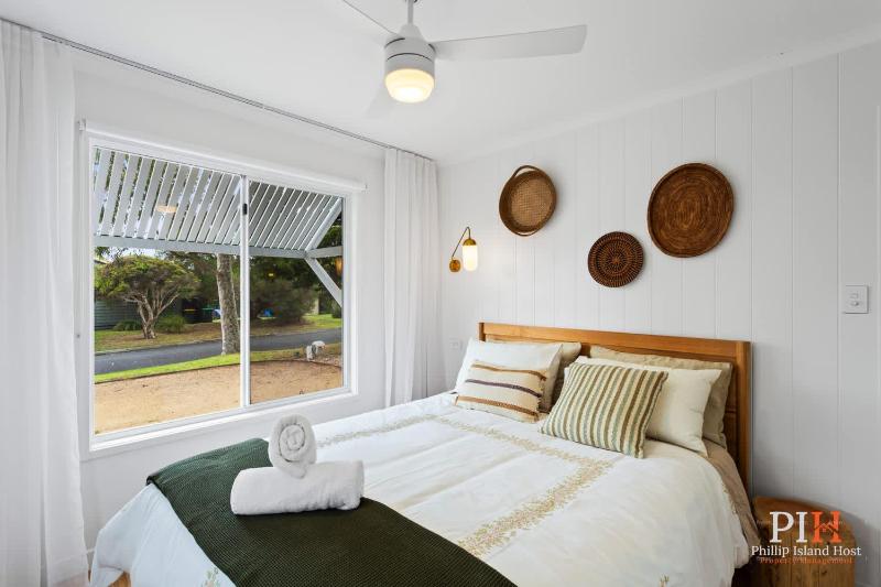 Luxe Stay with Fireplace Cowes - image 16