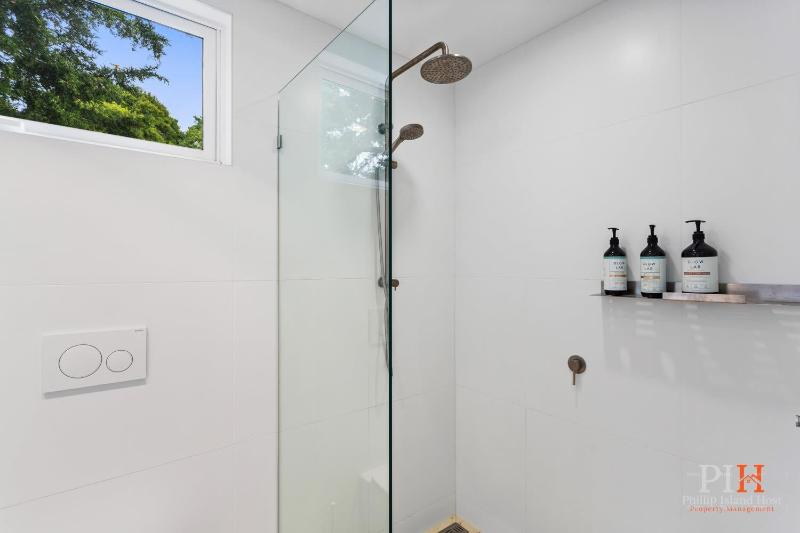 Luxe Stay with Fireplace Cowes - image 12