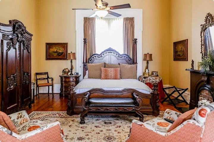 Deluxe King Suite with Sofa and Landmark View image 2