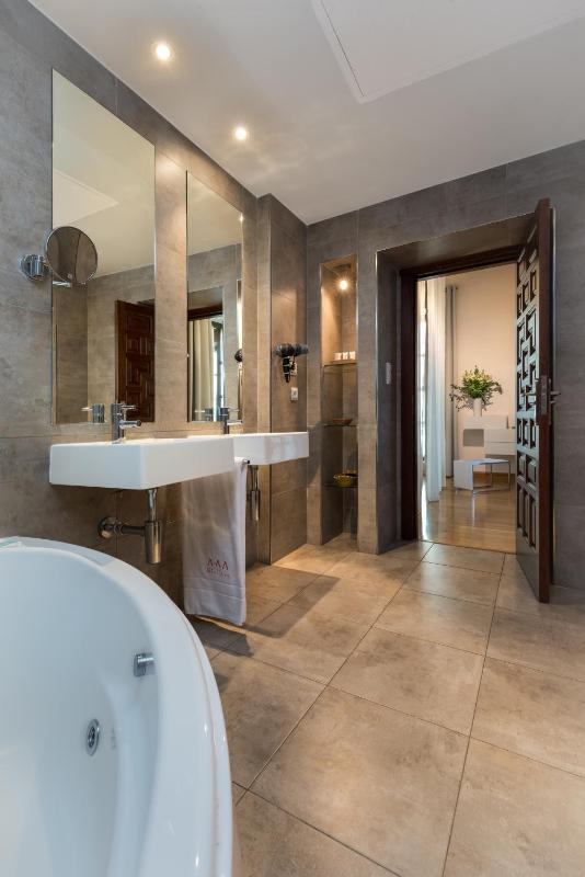 Deluxe Double Room image 2