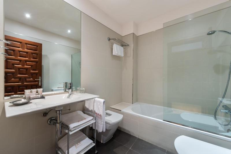 Triple Room (2 Adults + 1 Child) image 2