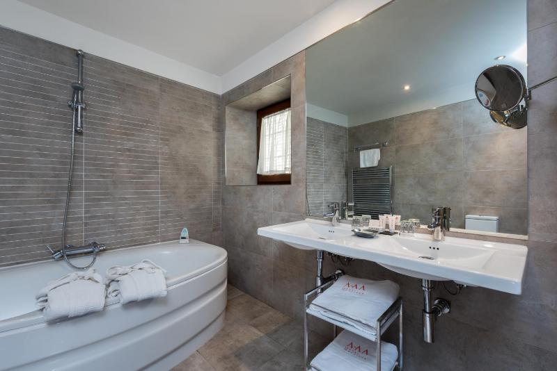 Double Room with Spa Bath image 3