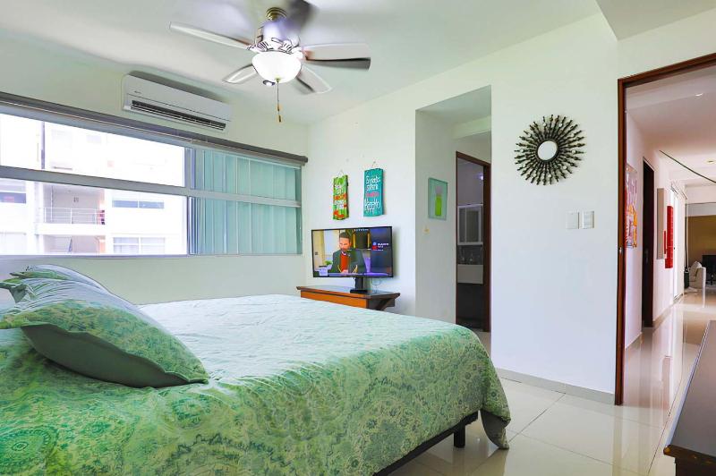 Spacious Apartment with Gym & Pool Cancun - image 14