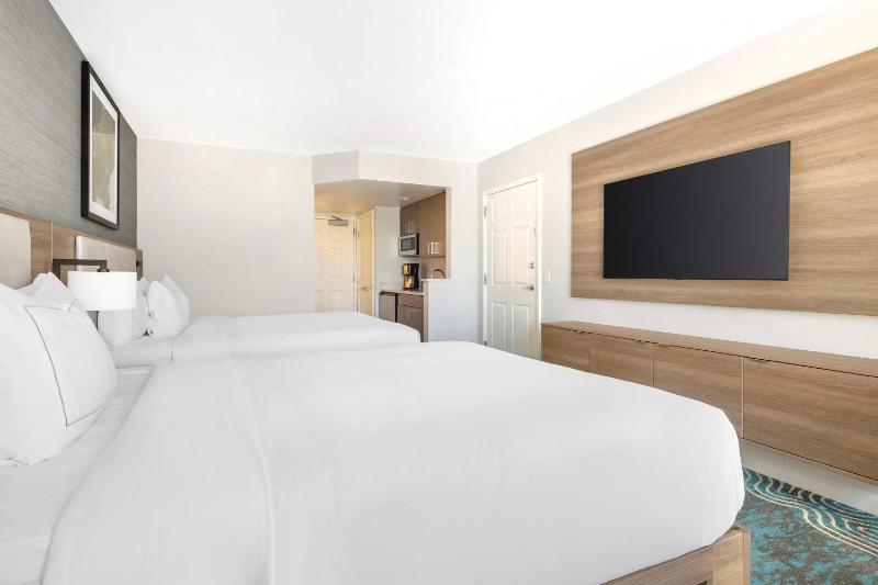 Studio room with Two Queen Beds image 3