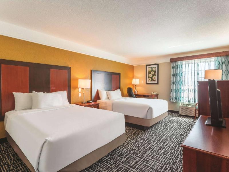 Deluxe Double Room with Two Double Beds image 2