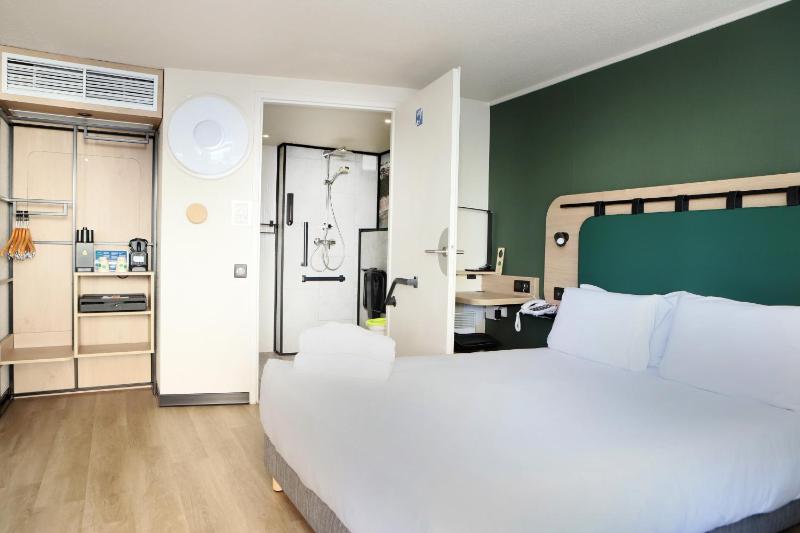 Double Room image 3