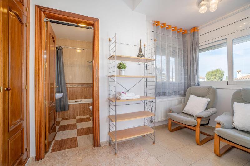 Apart-rent Casa Requesens 0007 con piscina privada y wifi - image 26