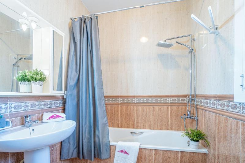 Apart-rent Casa Requesens 0007 con piscina privada y wifi - image 5