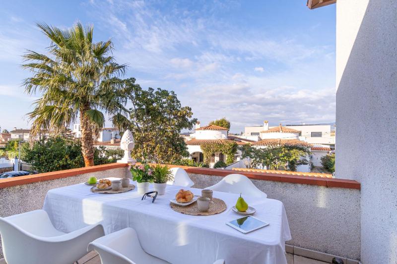 Apart-rent Casa Requesens 0007 con piscina privada y wifi - image 15