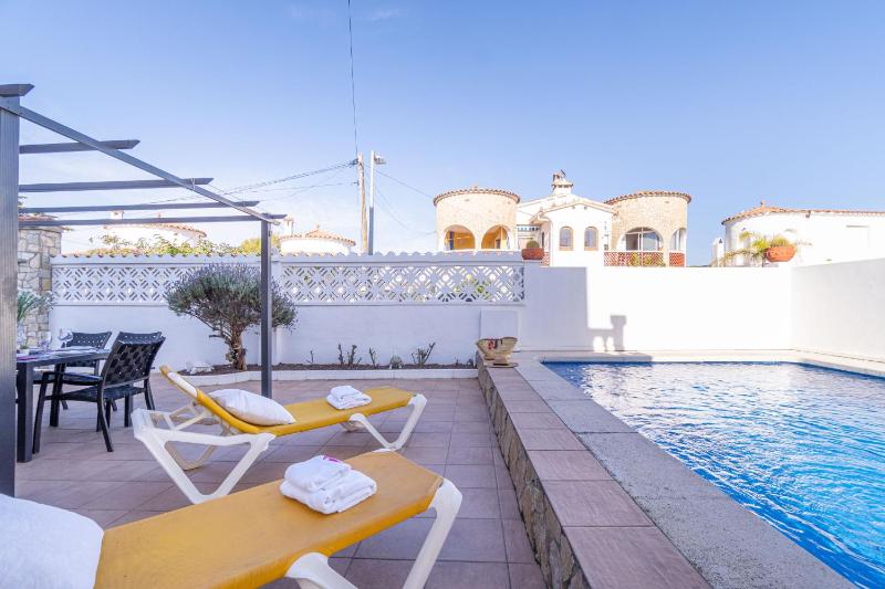 Apart-rent Casa Requesens 0007 con piscina privada y wifi - image 14