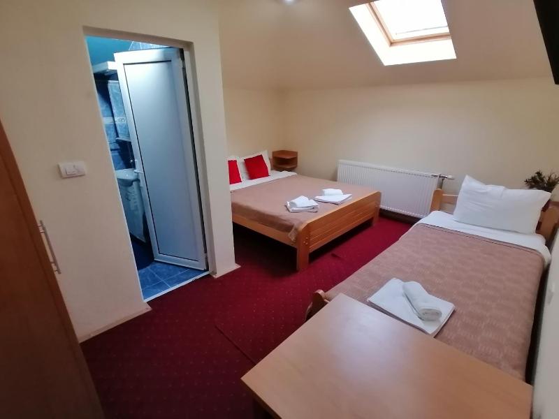Basic Triple Room with Shared Bathroom image 4