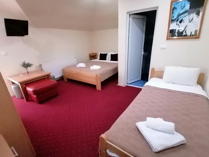 Basic Triple Room with Shared Bathroom image 3