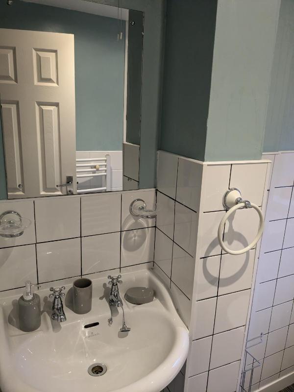 Single Room with Bathroom image 3