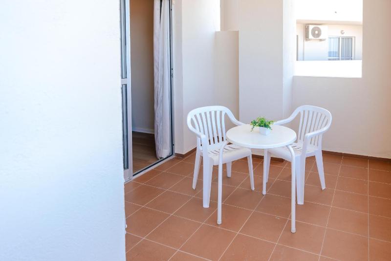 One-Bedroom Apartment with Sea View (2 Adults) image 4