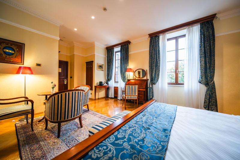 Deluxe Double Room image 3