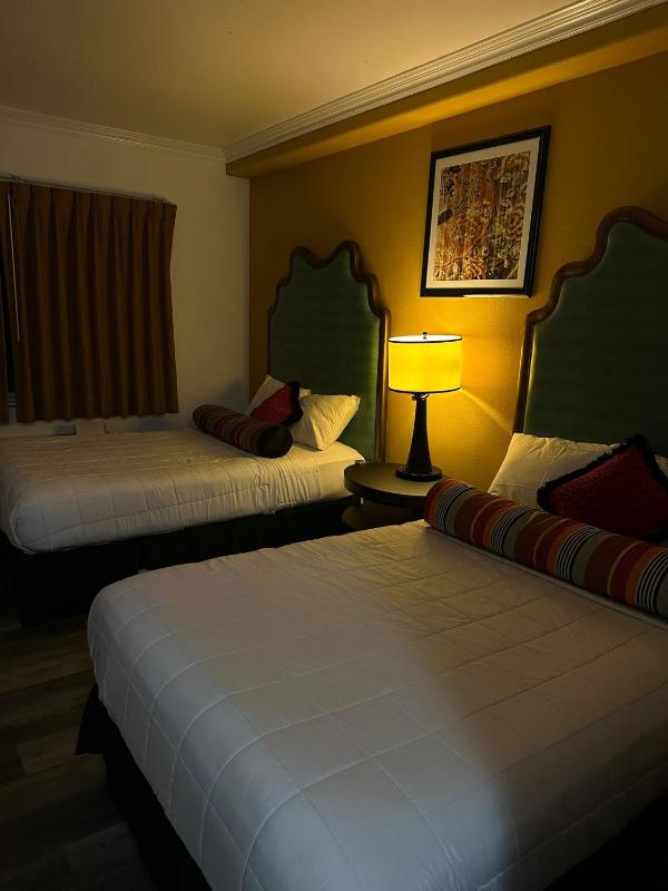 Queen Room with Two Queen Beds - Non-Smoking image 4