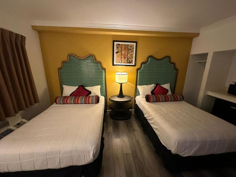 Queen Room with Two Queen Beds - Non-Smoking image 3