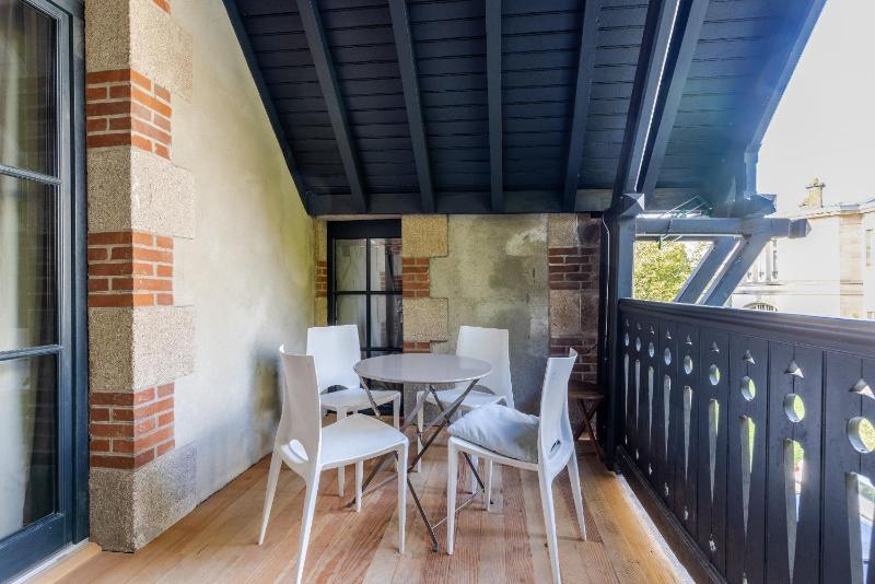 Deluxe One-Bedroom Apartment with Garden View image 1