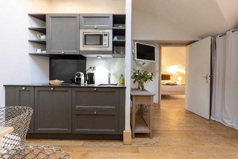 Deluxe One-Bedroom Apartment with Garden View image 4