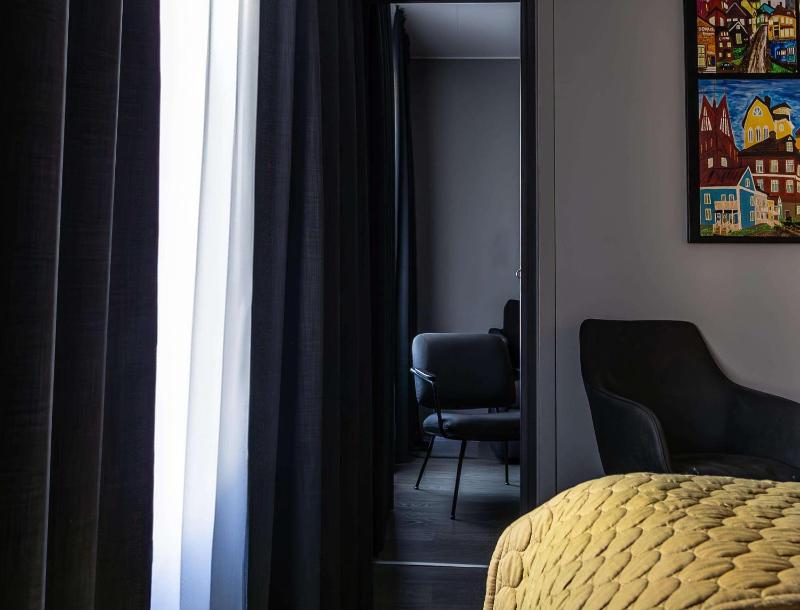 One-Bedroom Executive King Suite with Sofa Bed image 4