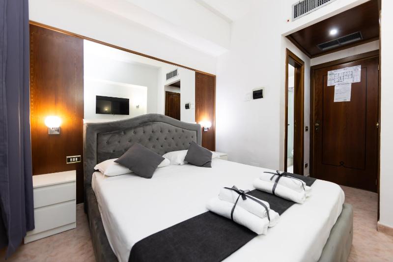 Double Room with Balcony image 3