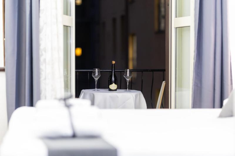 Double Room with Balcony image 4