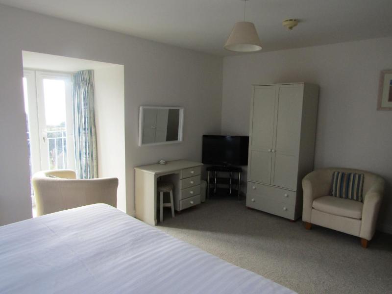 Superior Twin Room image 3